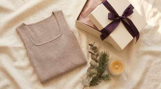 Débardeur beige dans un coffret cadeau avec ruban aubergine et pin, idée cadeau de Noël confort