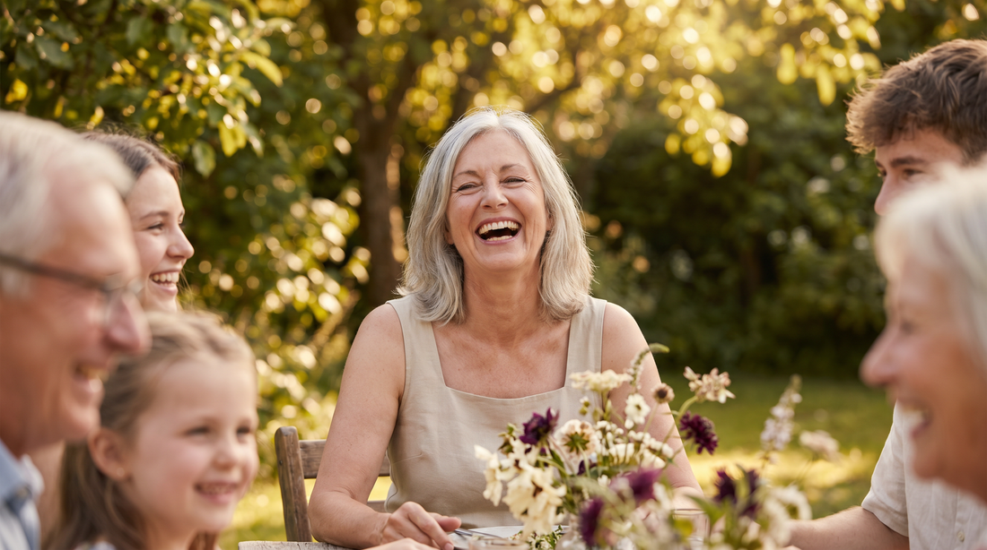 Femme de 63 ans souriante lors d'un repas de famille en débardeur Belle Simone