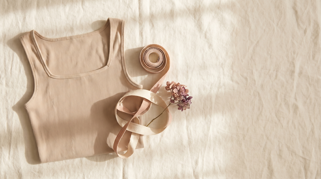 Débardeur beige avec mètre ruban, trouver sa taille du S au 6XL au tour de poitrine