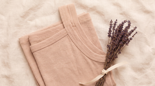 Gros plan sur les bretelles larges confortables d'un débardeur beige à maintien intégré