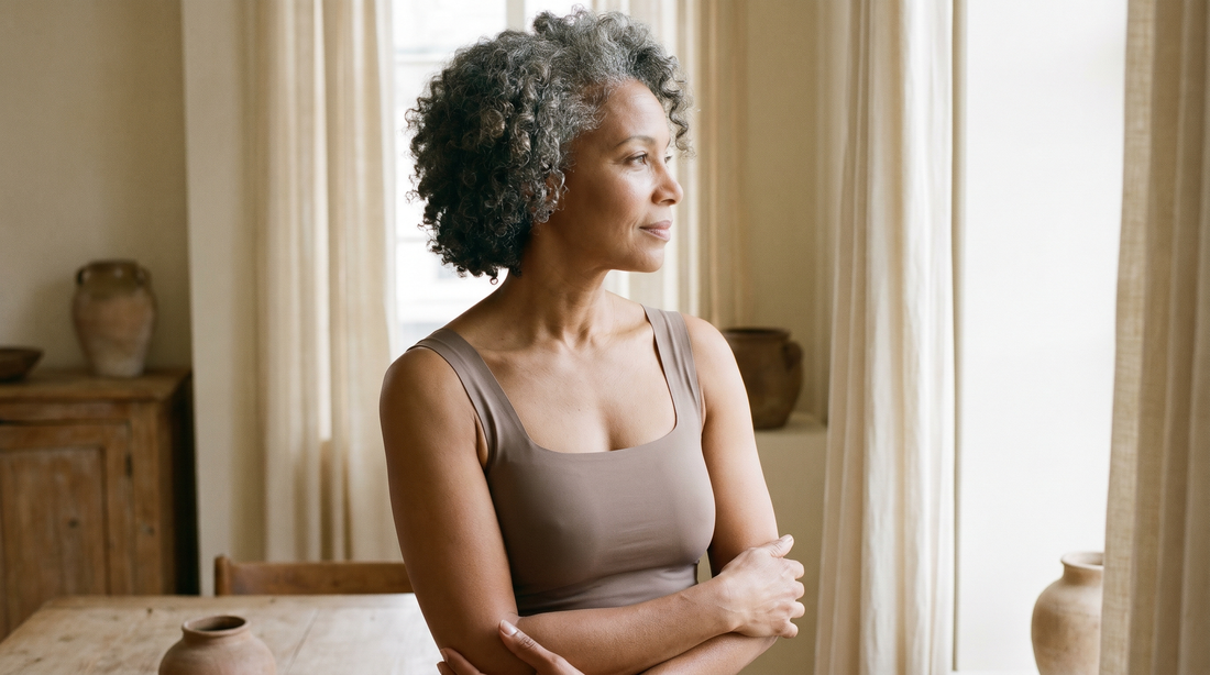 Femme en débardeur beige à maille seconde peau, douce et sans armature, vue de profil