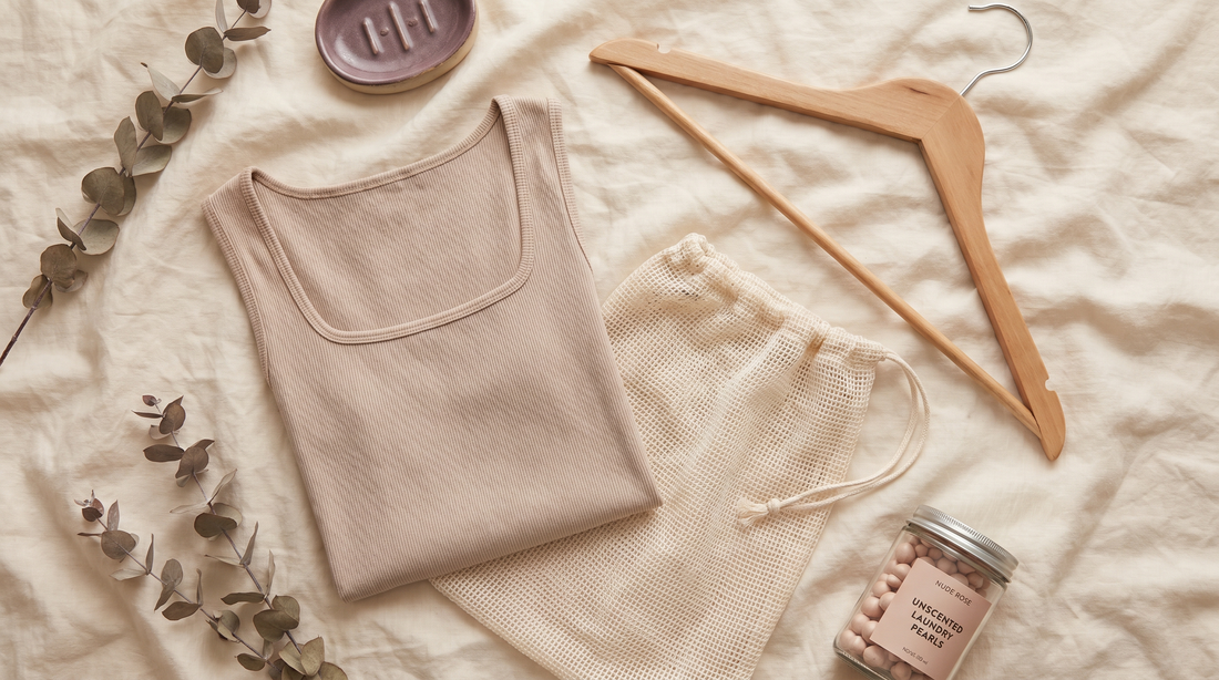 Débardeur beige plié avec filet de lavage et cintre, entretien d'un débardeur à brassière intégrée