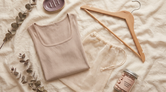 Débardeur beige plié avec filet de lavage et cintre, entretien d'un débardeur à brassière intégrée