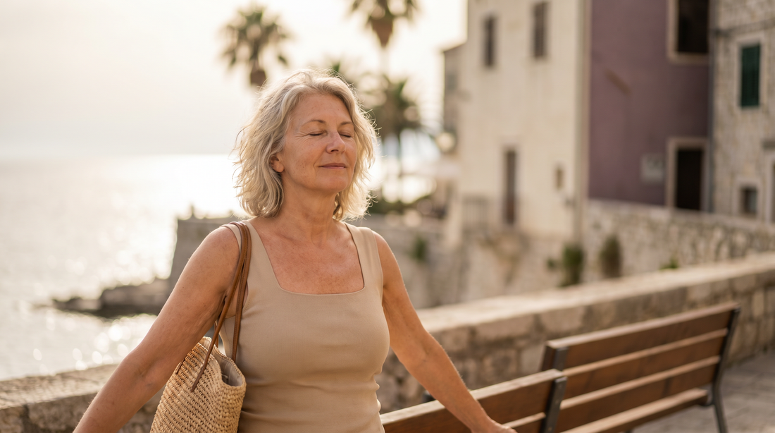 Femme de 63 ans sereine au bord de mer en voyage, débardeur Belle Simone