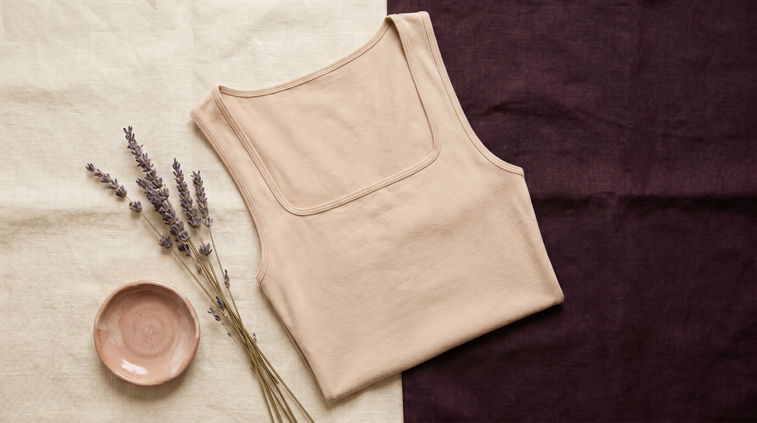 Débardeur beige de qualité plié sur lin crème et aubergine, durabilité et juste prix