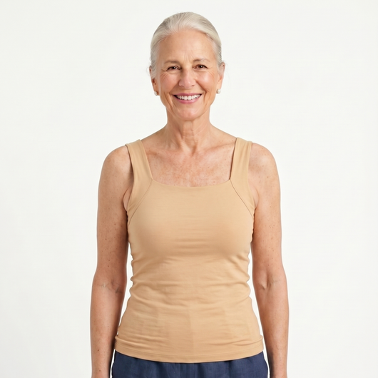 Débardeur à brassière intégrée belle SIMONE porté — soutien sans armature, coloris beige